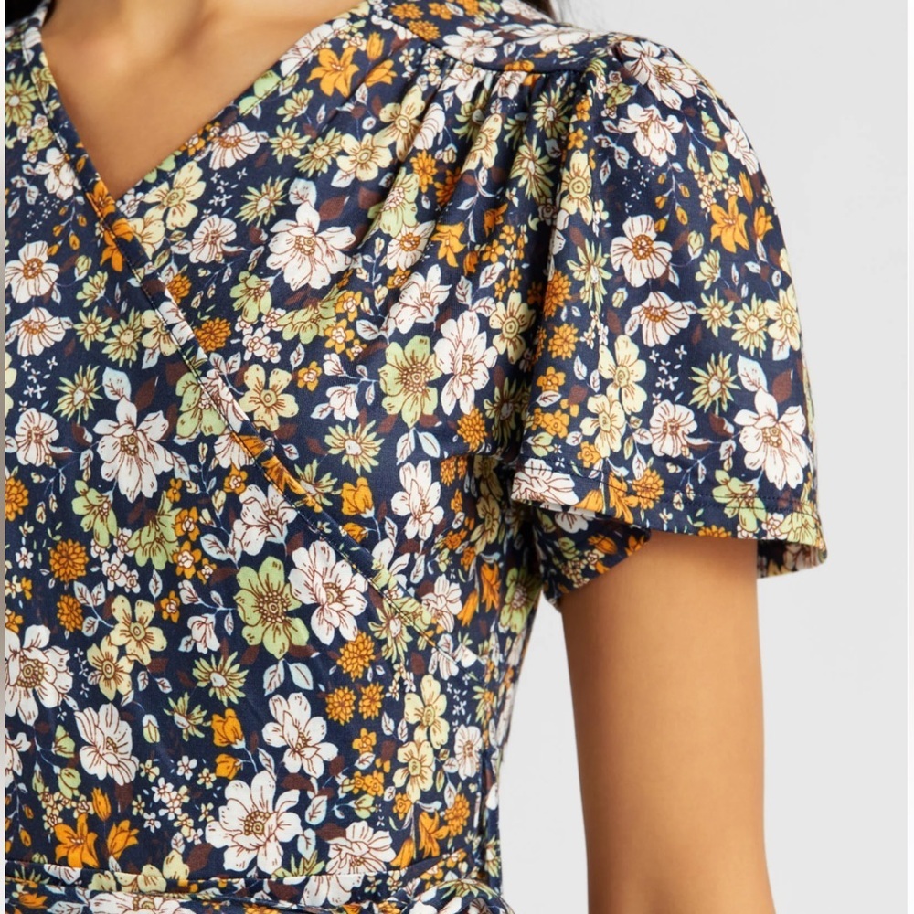 NWT MIKAROSE Janae Multi-Floral Flutter Sleeve Wrap Knee Length Dress - Picture 2 of 6